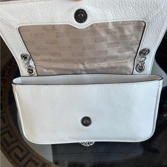 ๐ค๐คMICHAEL KORS WHITE LEATHER FLAP SHOULDER BAG!๐ค๐ค - Picture 5 of 9